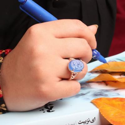 خرید انگشتر نقره زنانه عقیق آبی با حکاکی "یا علی مدد"؛ آرامش و تکیه‌گاه کد 2073