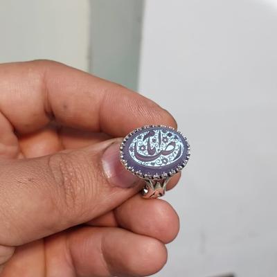 خرید انگشتر عقیق سوسنی با حکاکی یا امام رضا و رکاب نیزهای کد ۲۰۲۲