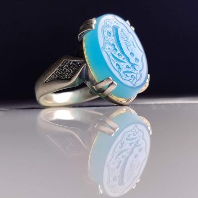 انگشتر نقره عیار 925 با سنگ عقیق آبی و حکاکی "یا زینب" (س) – کد 1005